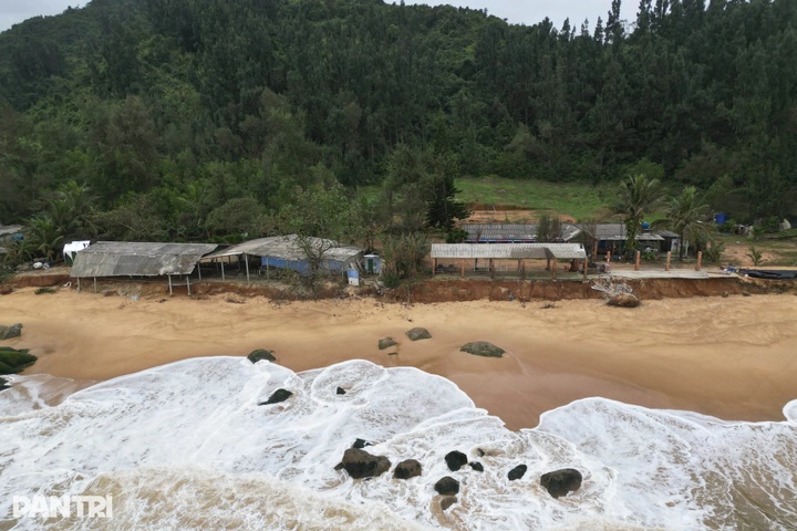 Ham Rong Beach in Hue ravaged by severe erosion - 2 Ham Rong Beach in Hue ravaged by severe erosion - 2