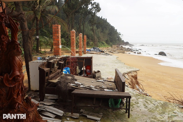 Ham Rong Beach in Hue ravaged by severe erosion - 3 Ham Rong Beach in Hue ravaged by severe erosion - 3