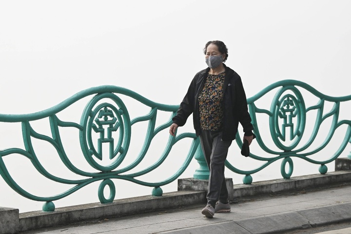 Hanoi shrouded in heavy smog as air quality worsens - 9