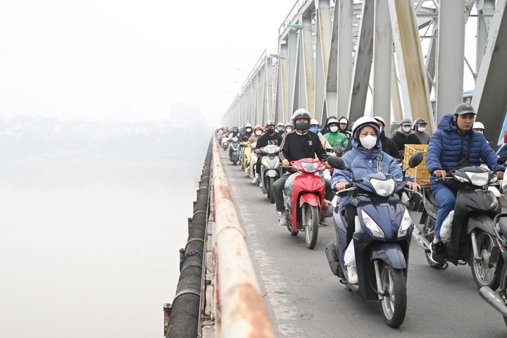 Hanoi shrouded in heavy smog as air quality worsens - 6