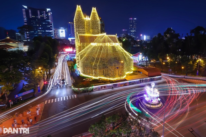1,000 km of LED lights brighten Notre Dame Cathedral in Ho Chi Minh City - 9