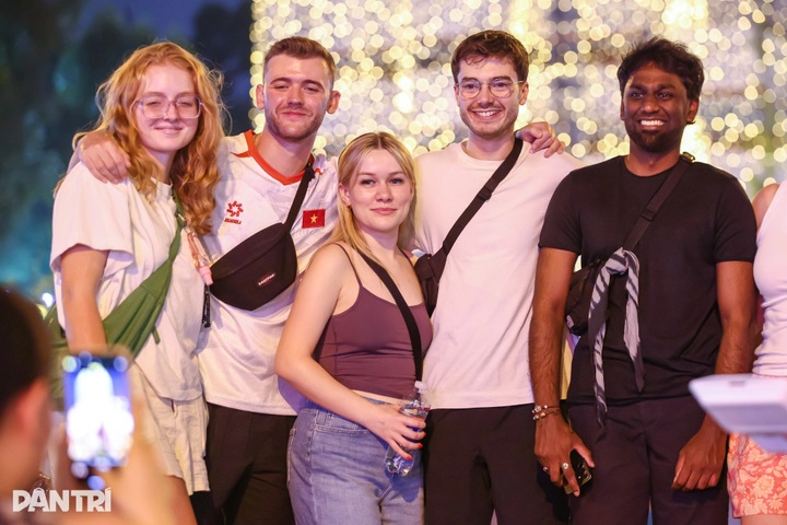 1,000 km of LED lights brighten Notre Dame Cathedral in Ho Chi Minh City - 8