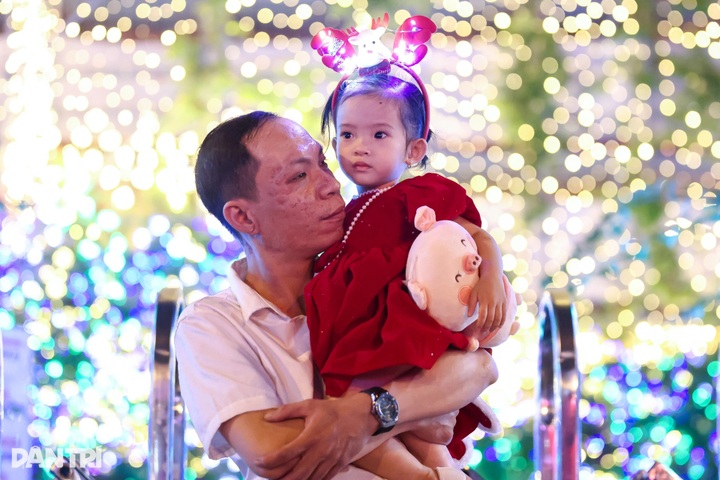 1,000 km of LED lights brighten Notre Dame Cathedral in Ho Chi Minh City - 5