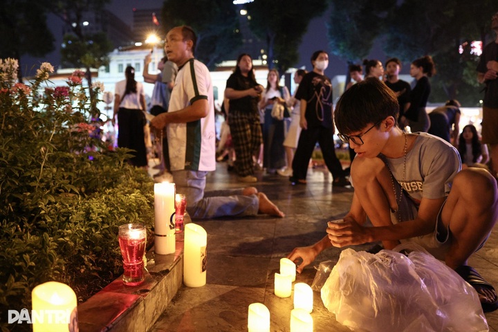 1,000 km of LED lights brighten Notre Dame Cathedral in Ho Chi Minh City - 6
