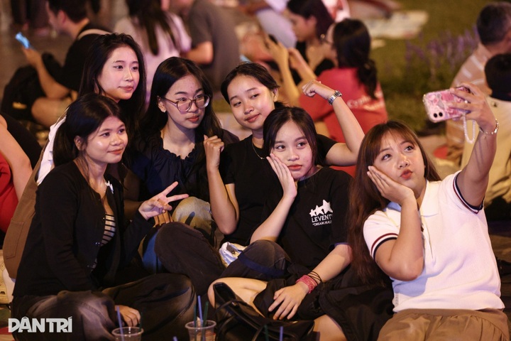 1,000 km of LED lights brighten Notre Dame Cathedral in Ho Chi Minh City - 7