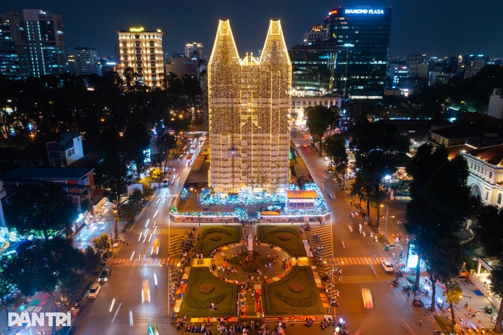 1,000 km of LED lights brighten Notre Dame Cathedral in Ho Chi Minh City - 11