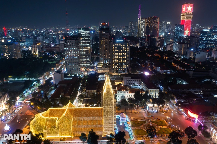 1,000 km of LED lights brighten Notre Dame Cathedral in Ho Chi Minh City - 3