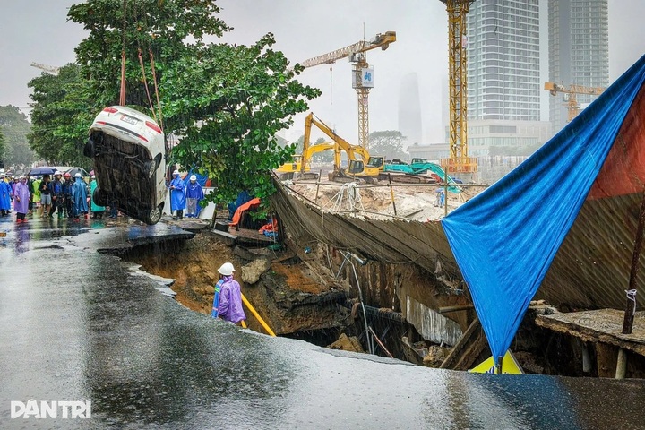 Sinkhole opens on Danang street, swallowing parked cars - 2
