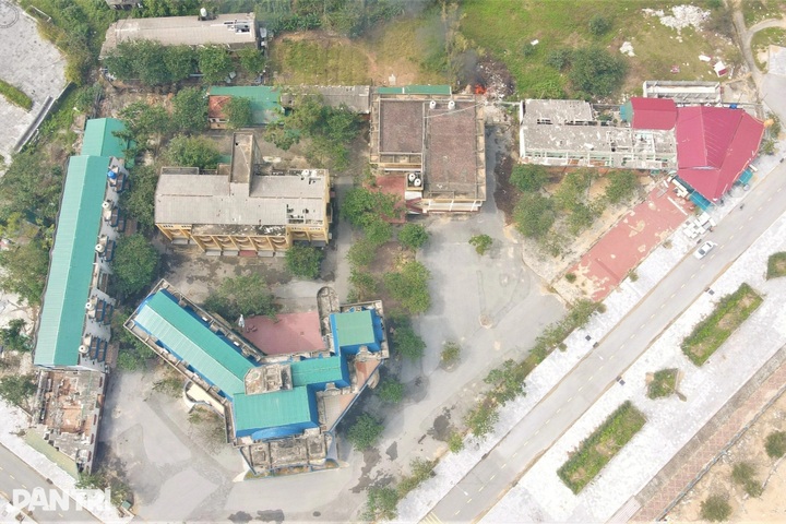 Thien Cam beach remains devastated after storms and floods - 1