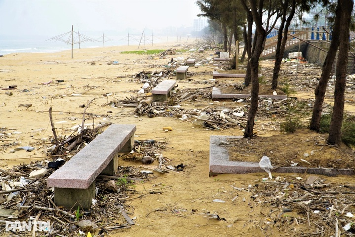 Thien Cam beach remains devastated after storms and floods - 6