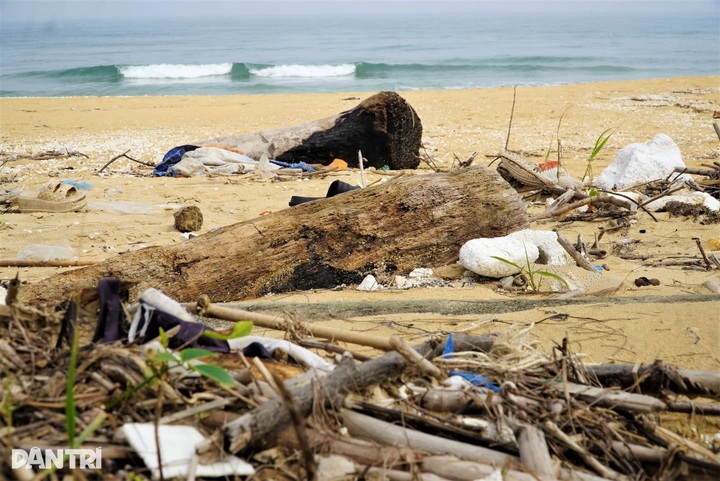 Thien Cam beach remains devastated after storms and floods - 7