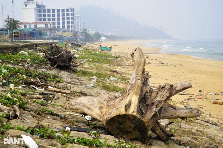 Thien Cam beach remains devastated after storms and floods - 8