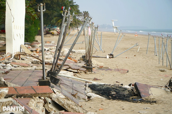 FLC handover sites in Sam Son left derelict along the beach - 8