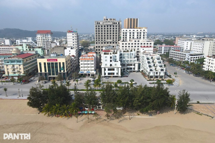 FLC handover sites in Sam Son left derelict along the beach - 1