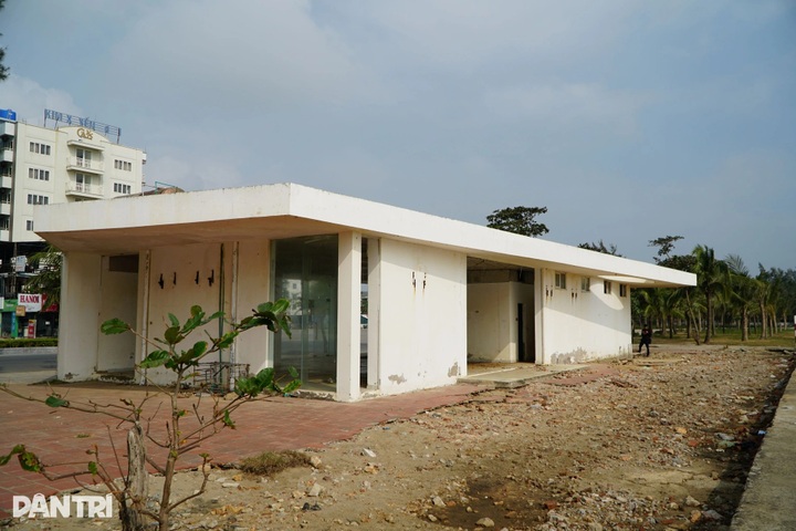FLC handover sites in Sam Son left derelict along the beach - 4