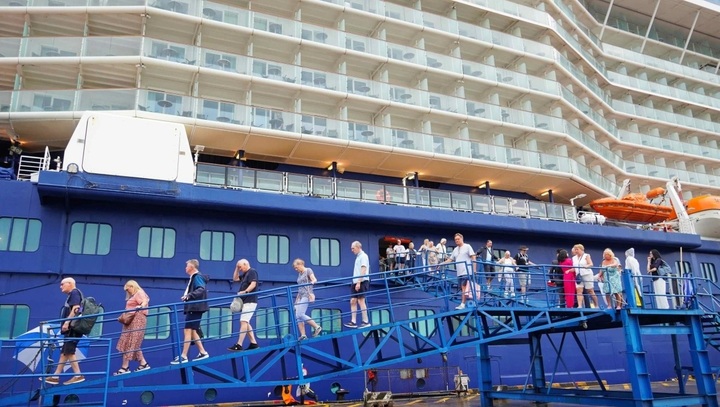 Celebrity Solstice brings 2,500 foreign visitors to Ho Chi Minh City - 1 Celebrity Solstice brings 2,500 foreign visitors to Ho Chi Minh City - 1