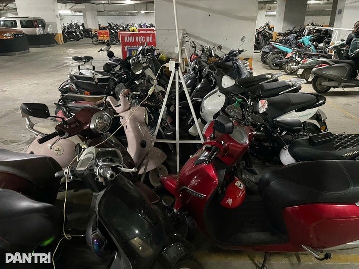 Hanoi apartment blocks restrict parking for electric vehicles - 1