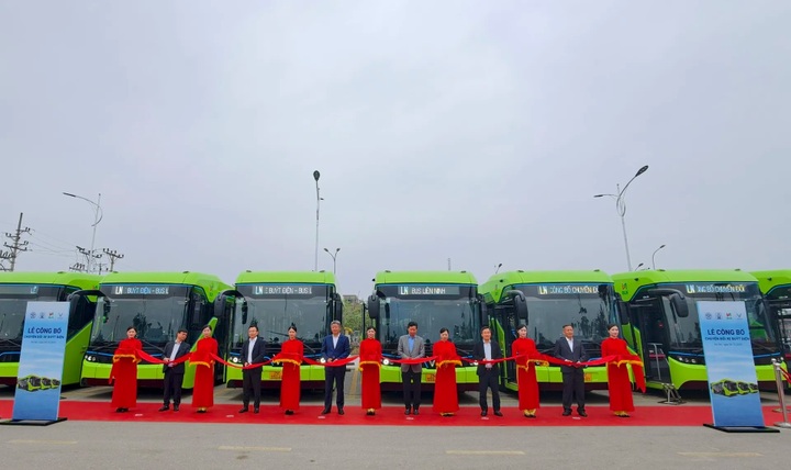 Hanoi adds nine more bus routes converted to electric vehicles - 1