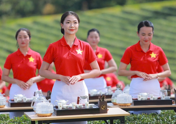 Over 1,000 tea artisans perform brewing ritual in Lam Dong - 1 Over 1,000 tea artisans perform brewing ritual in Lam Dong - 1