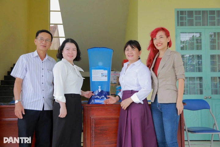 Water filters donated to flood-hit schools in Dak Lak - 2