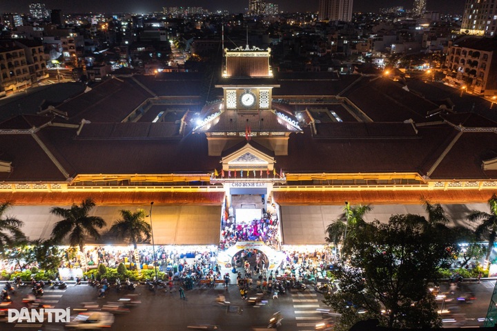 Night street near HCM City’s century-old market draws crowds - 1