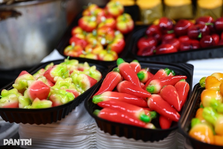 Night street near HCM City’s century-old market draws crowds - 4