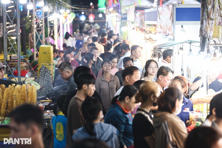 Night street near HCM City’s century-old market draws crowds - 2