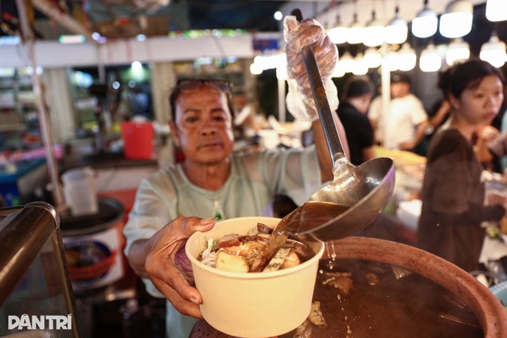 Night street near HCM City’s century-old market draws crowds - 6