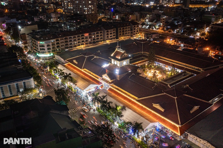 Night street near HCM City’s century-old market draws crowds - 10