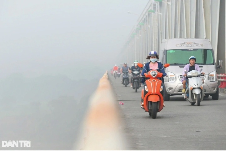 Hanoi still choking under severe air pollution - 2 Hanoi still choking under severe air pollution - 2