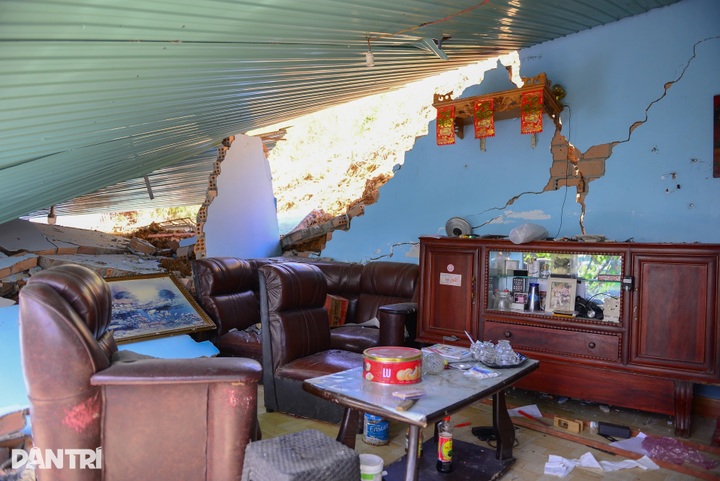 Lam Dong hillside landslides force residents to seek shelter - 6