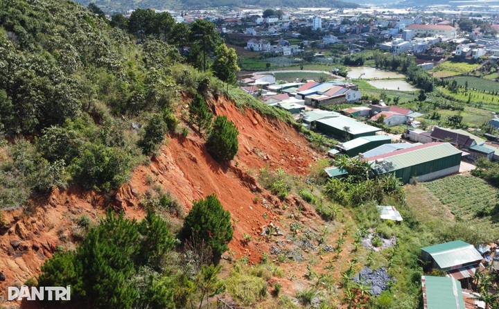 Lam Dong hillside landslides force residents to seek shelter - 3