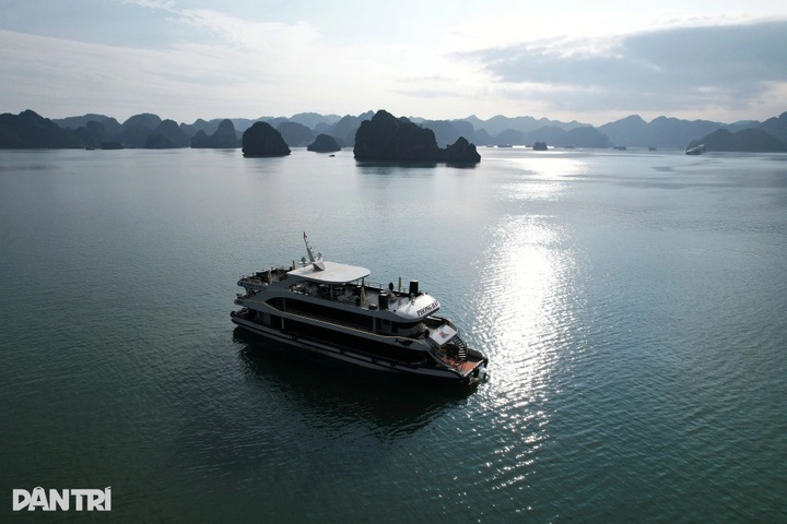 Ha Long Bay glows under winter sun - 1