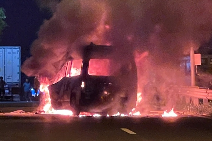 Ambulance crash on Long Thanh-Dau Giay Expressway kills three - 1
