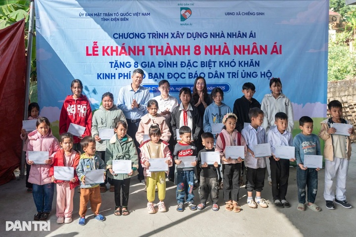 Dantri/Dtinews readers award scholarships to Dien Bien poor children - 1