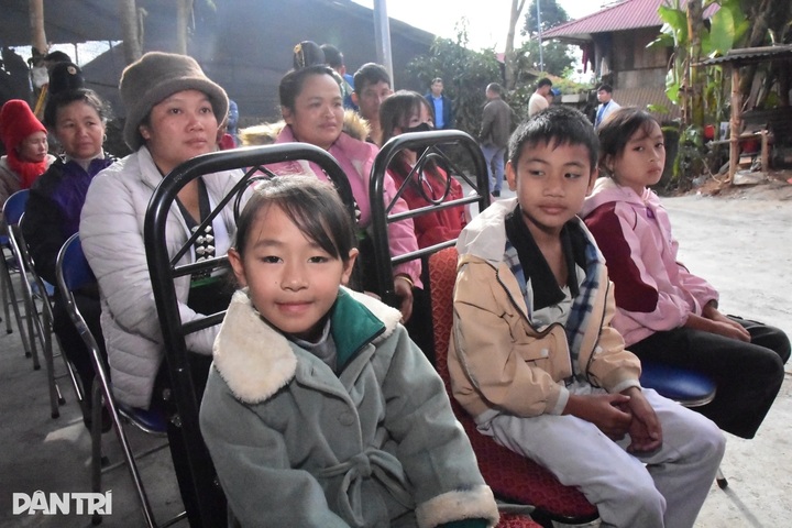 Dantri/Dtinews readers award scholarships to Dien Bien poor children - 3