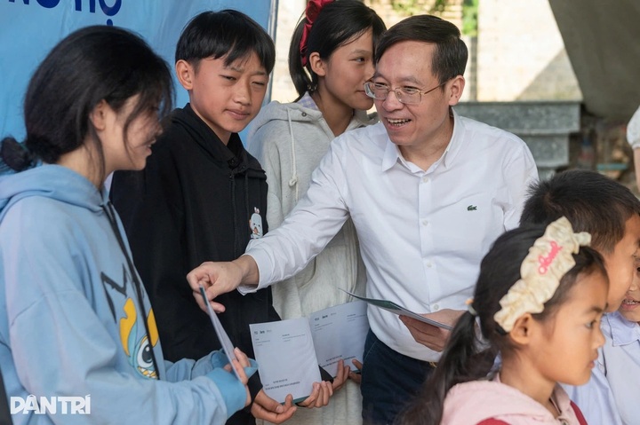 Dantri/Dtinews readers award scholarships to Dien Bien poor children - 2