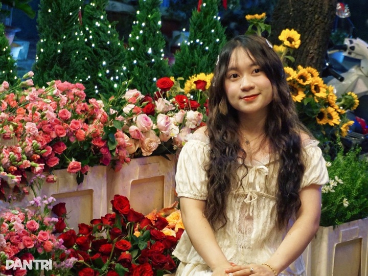 HCM City festive coffee spots draw young crowds through the night - 3