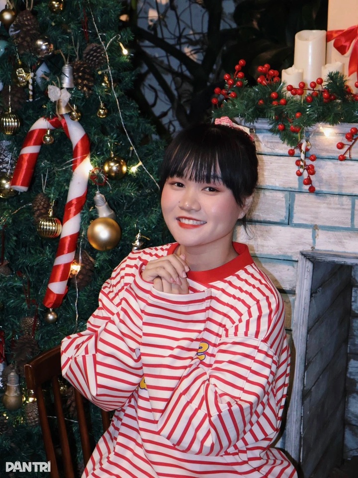 HCM City festive coffee spots draw young crowds through the night - 2