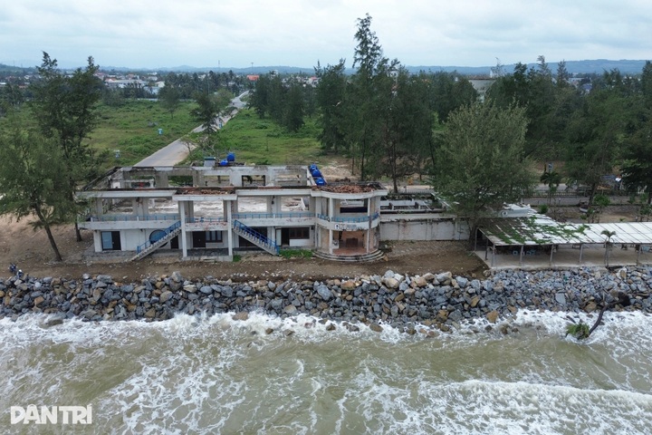Storm and flood-tide surges ravage Quang Ngai beach - 4