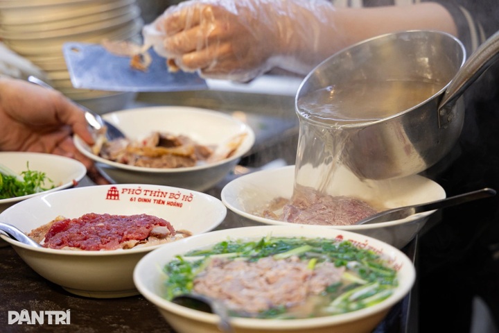 Pho Thin Bo Ho prepares to relocate after 70 years in Hanoi old quarter - 6