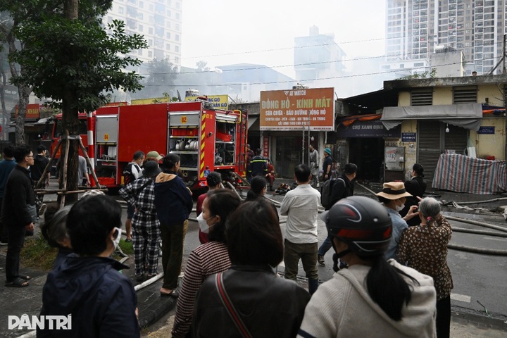 Dozens of stalls destroyed in Hanoi market fire - 4