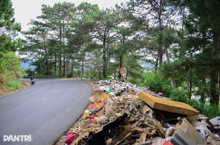 Waste piles up on scenic D’ran Pass in Lam Dong - 8 Waste piles up on scenic D’ran Pass in Lam Dong - 8