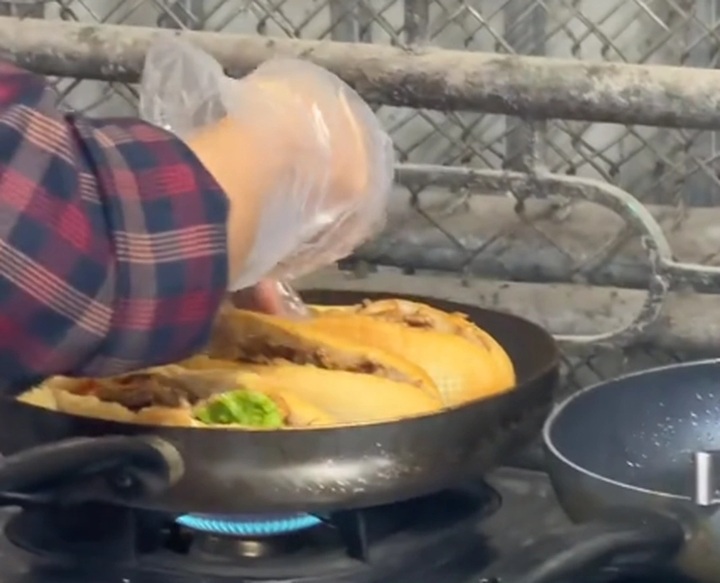 Food hygiene row after Ninh Binh staff puts food from mouth into sandwich - 1