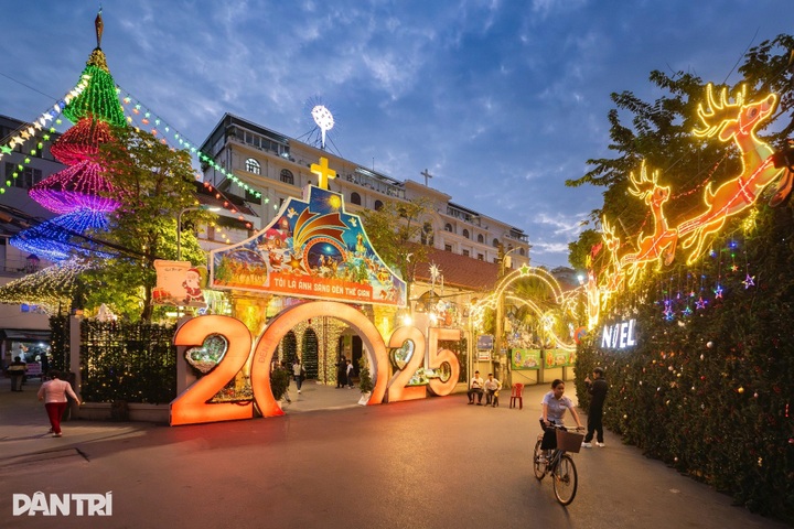 Hanoi churches glow with festive lights ahead of Christmas - 1
