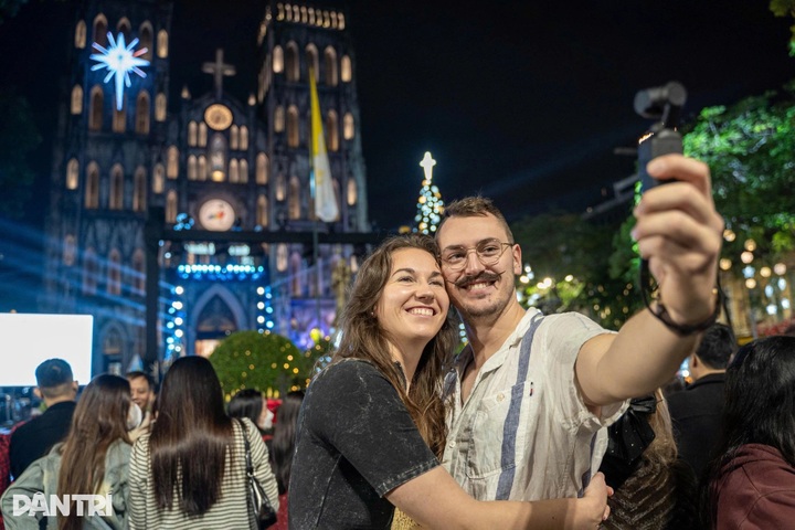 Crowds flock to Hanoi and Ho Chi Minh City churches for Christmas - 2 Crowds flock to Hanoi and Ho Chi Minh City churches for Christmas - 2