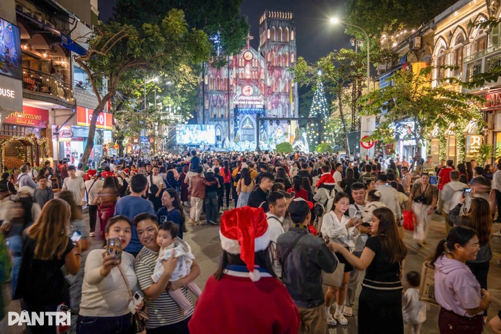 Crowds flock to Hanoi and Ho Chi Minh City churches for Christmas - 1 Crowds flock to Hanoi and Ho Chi Minh City churches for Christmas - 1