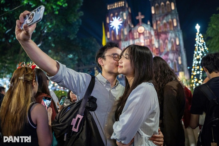 Crowds flock to Hanoi and Ho Chi Minh City churches for Christmas - 3 Crowds flock to Hanoi and Ho Chi Minh City churches for Christmas - 3