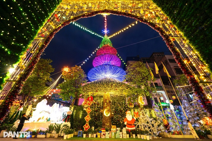 Hanoi churches glow with festive lights ahead of Christmas - 2
