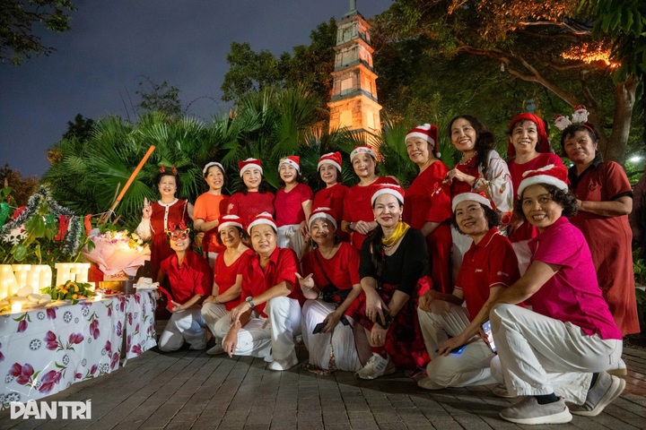 Crowds flock to Hanoi and Ho Chi Minh City churches for Christmas - 4 Crowds flock to Hanoi and Ho Chi Minh City churches for Christmas - 4
